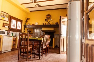 Cocina Casa Rural La Zaranda, equipada con chimenea, horno de leña, nevera, labavajilas y microondas, adema